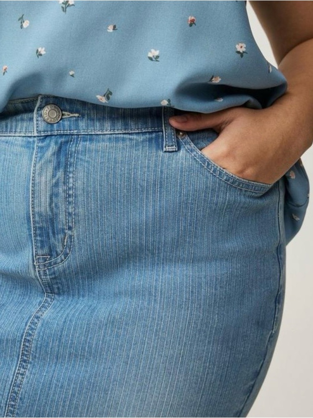 Torrid Denim Mini Skirt - Size 14 - NWT! - Picture 3 of 10
